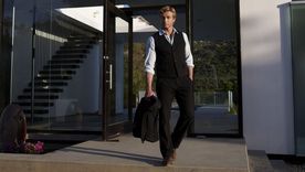 La serie sigue a Patrick Jane, un ex “vidente” convertido en consultor que colabora en investigaciones criminales con un método tan brillante como provocador La serie sigue a Patrick Jane, un ex “vidente” convertido en consultor que colabora en investigaciones criminales con un método tan brillante como provocador