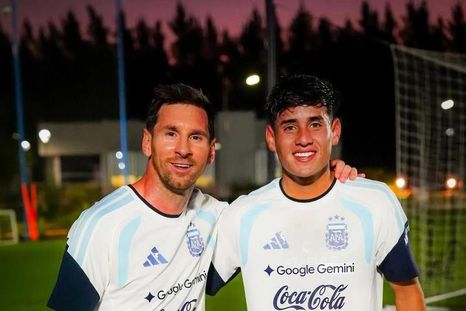Tomás Aranda compartió una foto con Messi en sus redes sociales. Tomás Aranda compartió una foto con Messi en sus redes sociales.