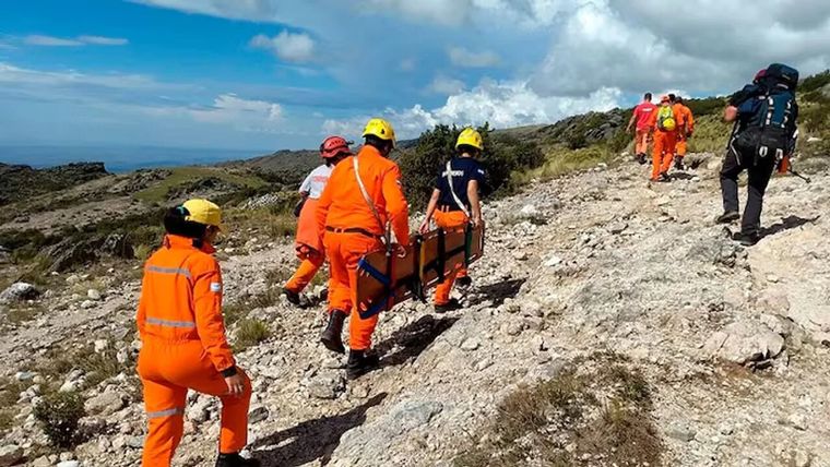 Los servicios de emergencia acudieron al cerro para asistir al hombre Foto: Agencia Noticias Argentinas