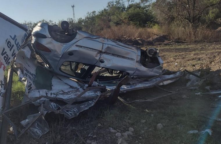 Luego que les robaron celulares y carteras, les sustrajeron las cinco ruedas mientras esperaban la grúa Foto: Gentileza Pablo Olivarez