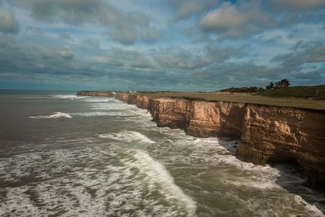 El pueblo de Chapadmalal combina acantilados, mar abierto y una costa sin saturación. El pueblo de Chapadmalal combina acantilados, mar abierto y una costa sin saturación.