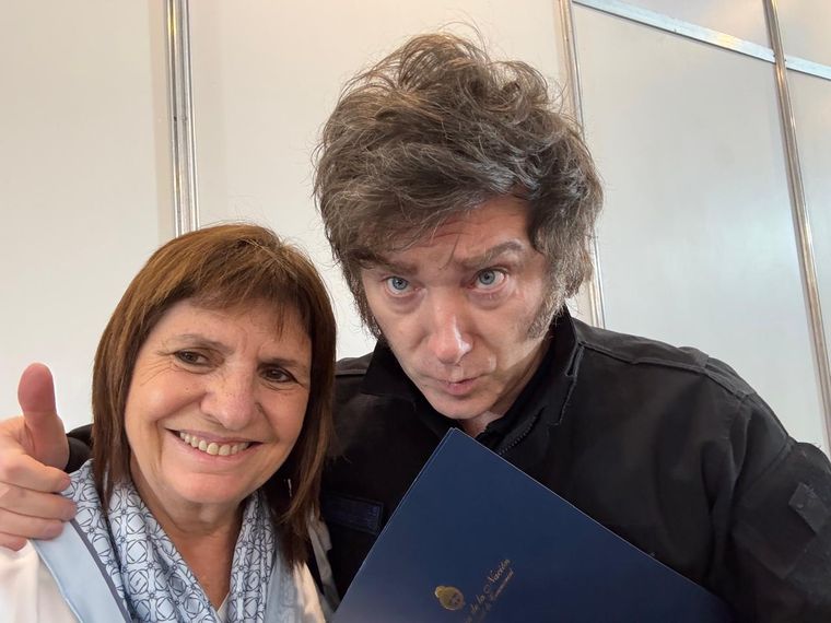 La ministra de Seguridad, Patricia Bullrich, también formará parte del encuentro con el presidente Javier Milei y Kristi Noem. La ministra de Seguridad, Patricia Bullrich, también formará parte del encuentro con el presidente Javier Milei y Kristi Noem.