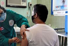 Cuba comenzó desde marzo a inocular personal de salud y grupos de riesgo en La Habana y otras provincias. Foto: AFP