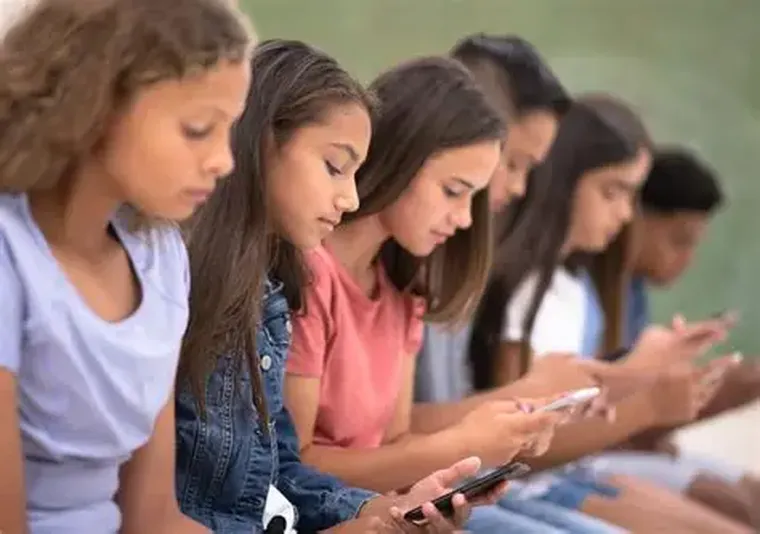 Para las nuevas generaciones, la frontera entre lo público y lo privado se ha desdibujado por completo. Para las nuevas generaciones, la frontera entre lo público y lo privado se ha desdibujado por completo.