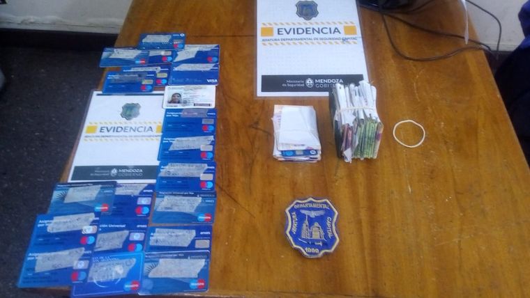 Tarjetas Los aprehendidos portaban dinero, documentos de identidad y tarjetas bancarias.