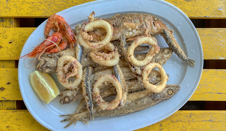 La receta original se elaboraba &uacute;nicamente con pescado reci&eacute;n capturado y harina simple, ya que era una receta pensada para consumirse al instante junto al mar.