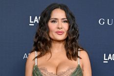 Salma Hayek sorprendió con un look que la hace lucir más joven que nunca.
