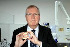 Paul Brunton y el singular dispositivo. Foto: OtagoDailyTimes.