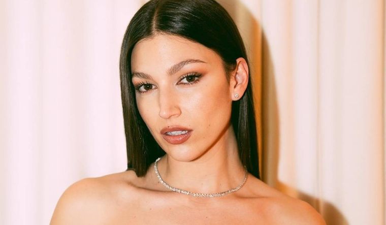 Úrsula Corberó confirmó su embarazo con un look blanco satinado.