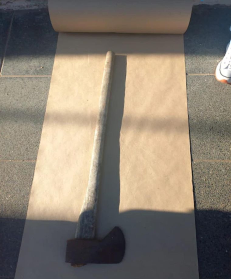 Hallaron un hacha en la casa del médico. Hallaron un hacha en la casa del médico.