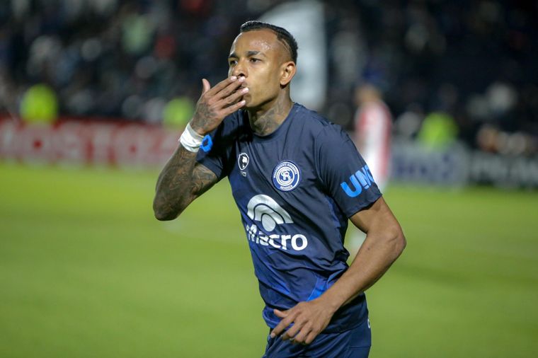 Villa relanzó su carrera en la Lepra. Foto: Fabián Salamone / MDZ