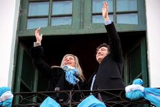 Javier Milei y Karina saluda en el balcón del Cabildo histórico de Córdoba Foto: Presidencia