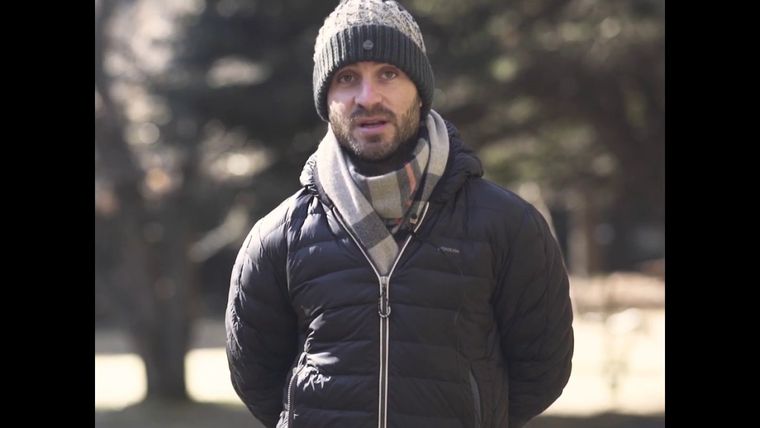 Alejandro Bisi es argentino y fue premiado en Israel. Foto: YouTube