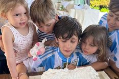 Benicio junto a sus hermanos soplando las velas de la torta. Foto: Instagram: @pampitaoficial