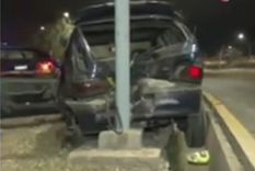 Así quedó el vehículo tras dar marcha atrás e impactar contra el poste de luz Foto: Captura de video