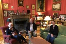 Delphine junto al ex rey y la reina de Bélgica.