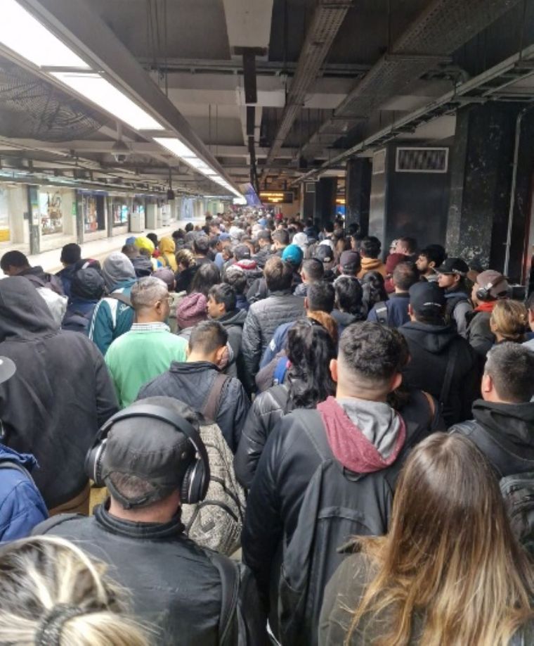 Miles de personas quedaron sin transporte para volver a sus hogares