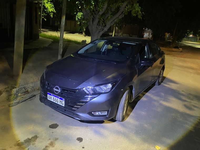 Automóvil Nissan Versa, el vehículo de alta gama secuestrado en Las Heras poco después de ser robado.
