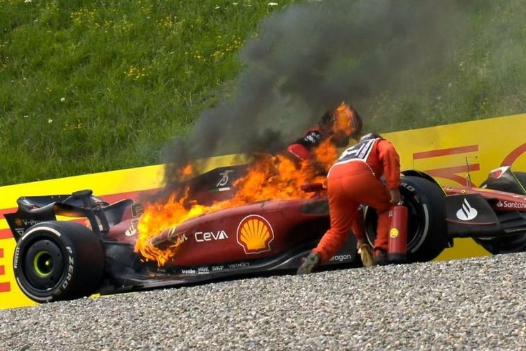 Sainz intenta salir de una Ferrari envuelta en llamas. Foto: F1