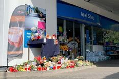 Los ciudadanos han colocado flores en la estación de gasolina donde ocurrió el asesinato. Foto: REUTERS
