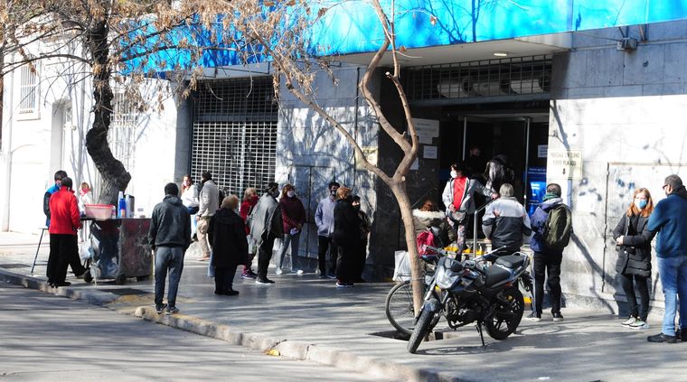 Comienza el pago del bono de ANSES Foto: ALF PONCE MERCADO / MDZ