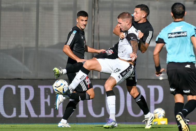 Gimnasia enfrenta a Deportivo Riestra en el Guillermo Laza.