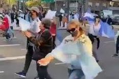 La señora murguera es furor en las redes por sus pasos que van con cualquier tema