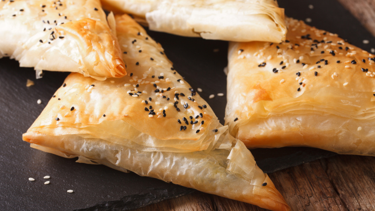 Explosión de crocancia: receta de triángulos de masa filo con queso irresistibles.