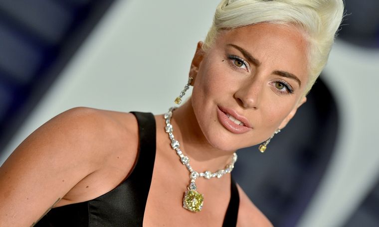 Lady Gaga padece 2 enfermedades crónicas y no lo sabías Lady Gaga es una cantante, compositora, bailarina y actriz estadounidense. Foto: https://www.hola.com/us-es/moda/2019022521572/lady-gaga-collar-oscar-historia/