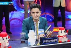 Brian González es panelista de un programa de la TV China