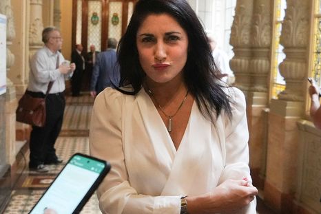 Juliana Santillán volvió a quedar expuesta con un nuevo furcio. Juliana Santillán volvió a quedar expuesta con un nuevo furcio.