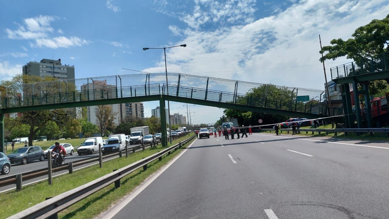 Las imágenes que difundieron en redes del puente caído. Las imágenes que difundieron en redes del puente caído.