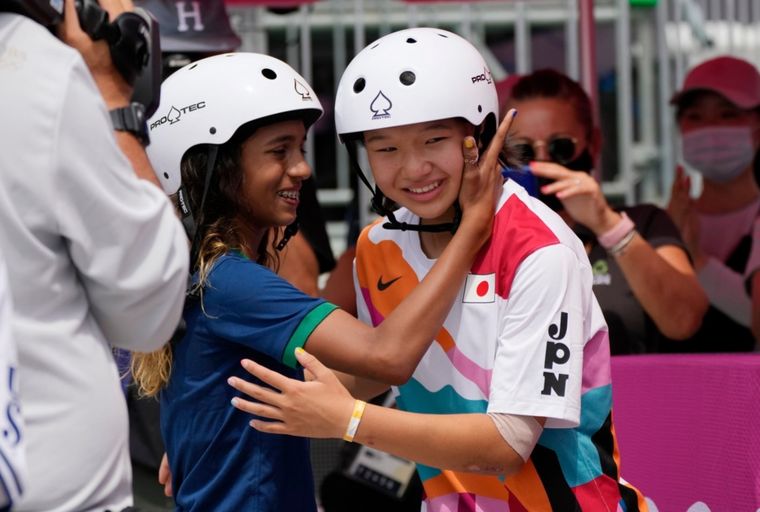 Rayssa Leal saluda a Momiji Nishiya. Foto: Juegos Olimpicos