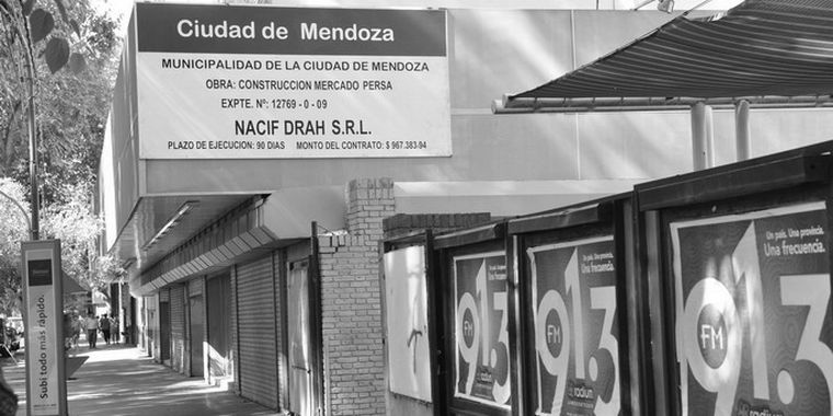 En las calles, se dice que los puestos ya estarían vendidos.