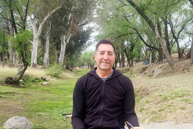 MDZol | Alejandro Rial dejó atrás su vida como conductor y hoy está instalado en las sierras cordobesas. Es autor de los libros ¡Mas amor, por favor! y ¡Necesito un cambio Ya! Foto: Gabriela Yalangozian / MDZ