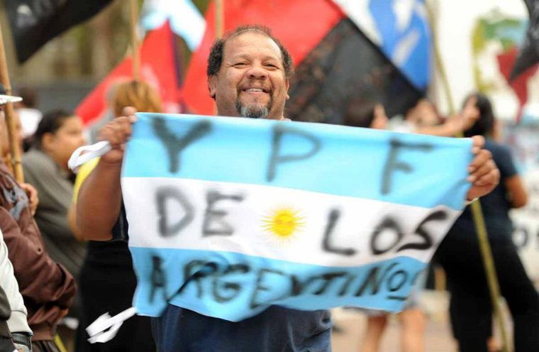La ciudadanía en general acompaña la re-estatización de YPF, aunque no sobre la forma en que lo hizo el gobierno de Cristina Fernández de Kirchner. 