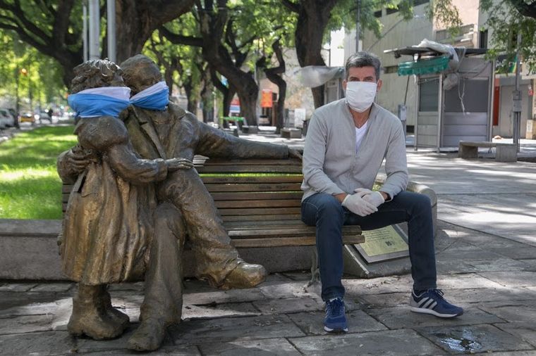 Ulpiano Suarez en la Alameda, junto a la estatua que conmemora la paternidad ejemplar de San Martín.