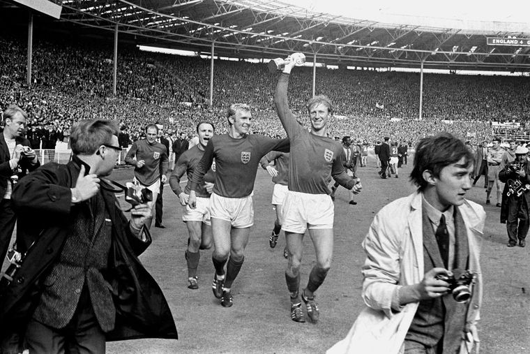 Charlton con el trofeo Jules Rimet en 1966, después de haber sufrido el primer robo del trofeo. Charlton con el trofeo Jules Rimet en 1966, después de haber sufrido el primer robo del trofeo.