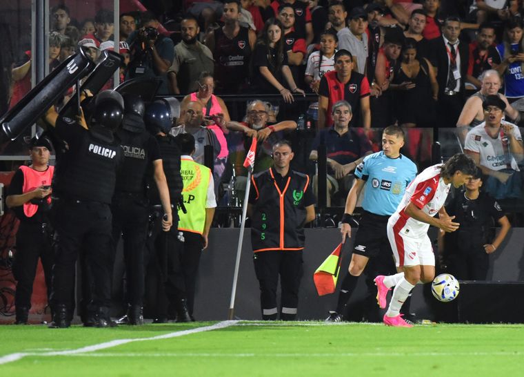 Ignacio Malcorra esquiva los proyectiles de los hinchas de Newells mientras intenta ejecutar un córner.