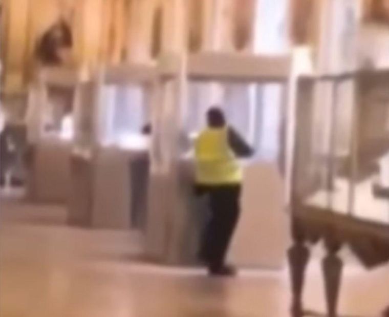 Los ladrones vestían ropa de obreros, incluyendo chaquetas de alta visibilidad, cuando irrumpieron en el museo.
