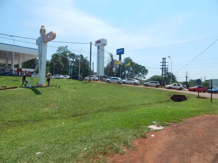 Largas colas de vehículos de países vecinos cargan combustible en las ciudades misioneras a un tercio de su valor en los países vecinos.
