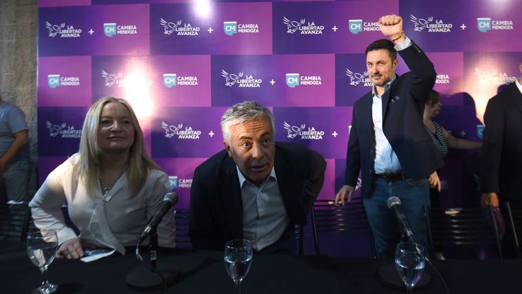 Luis Petri celebra el apoyo de la militancia. AlfredO Cornejo a su lado. 