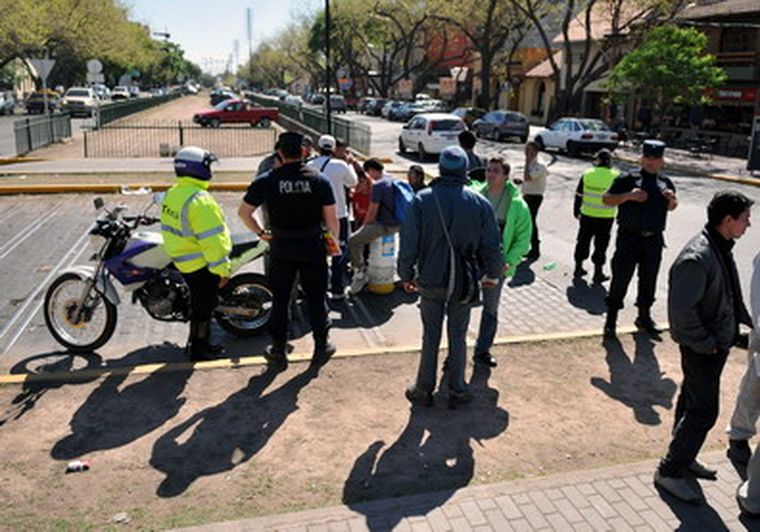 Los cuidacoches protestaron por la medida. Foto: Nacho Gaffuri / MDZ