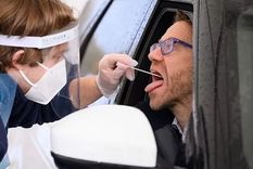 Las pruebas de antígenos y RT-PCR requieren un hisopado nasal y oral, que implica la inserción de un hisopo flexible profundamente en la nariz y la boca. Foto: GETTY IMAGES