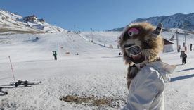 Los gorros monstruitos son tendencias tanto en Las Leñas como en los centro de esquí de la Patagonia.