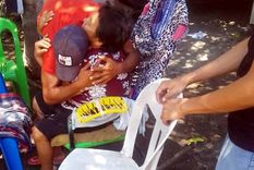 Uno de los pescadores abraza a su madre. Foto: DiariodelSur.