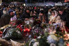 Velas encendidas y flores en memoria de las víctimas de incendio en Suiza Así recuerda Crans-Montana a quienes perdieron la vida en el incendio del bar “Le Constellation” durante la víspera de Año Nuevo.Fotos: EFE