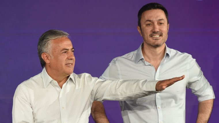 Alfredo Cornejo celebra la victoria junto a Luis Petri. 