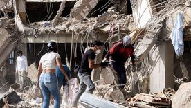 La gente busca entre los escombros sin protección, con lo que pueden.