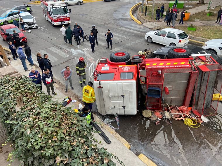 El camión de los bomberos volcado Foto: MDZ